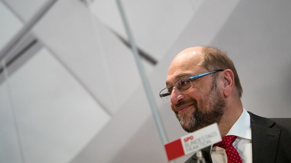 Der designierte Kanzlerkandidat und SPD-Parteivorsitzende Martin Schulz äußert sich am 25.01.2017 nach der Sonder-Fraktionssitzung der Sozialdemokratischen Partei Deutschlands (SPD) im Deutschen Bundestag in Berlin.