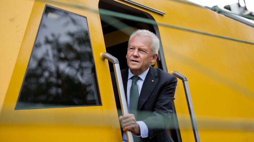Ex-Bahnchef Rüdiger Grube schaut aus einem Waggon heraus