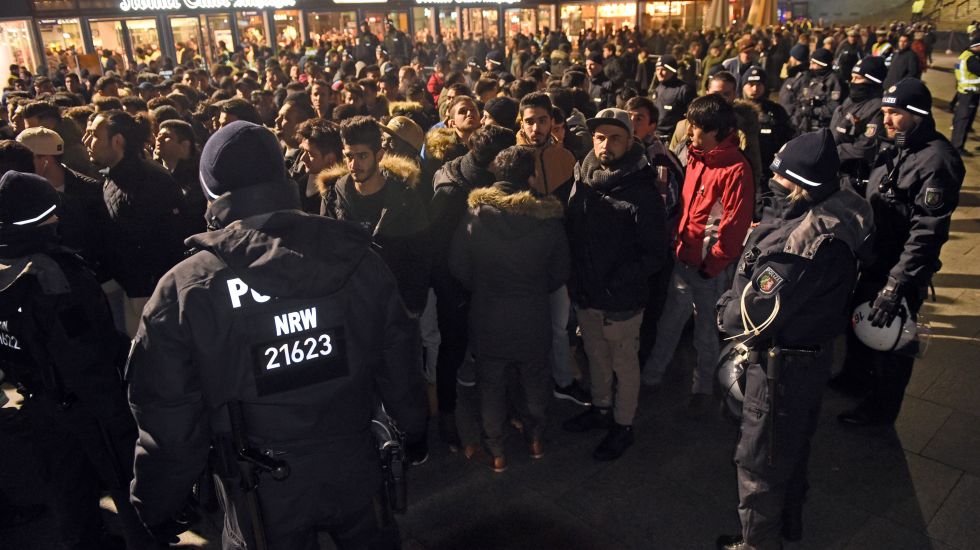 Polizisten umringen am 31.12.2016 vor dem Hauptbahnhof in Köln (Nordrhein-Westfalen) eine Gruppe südländisch aussehender Männer