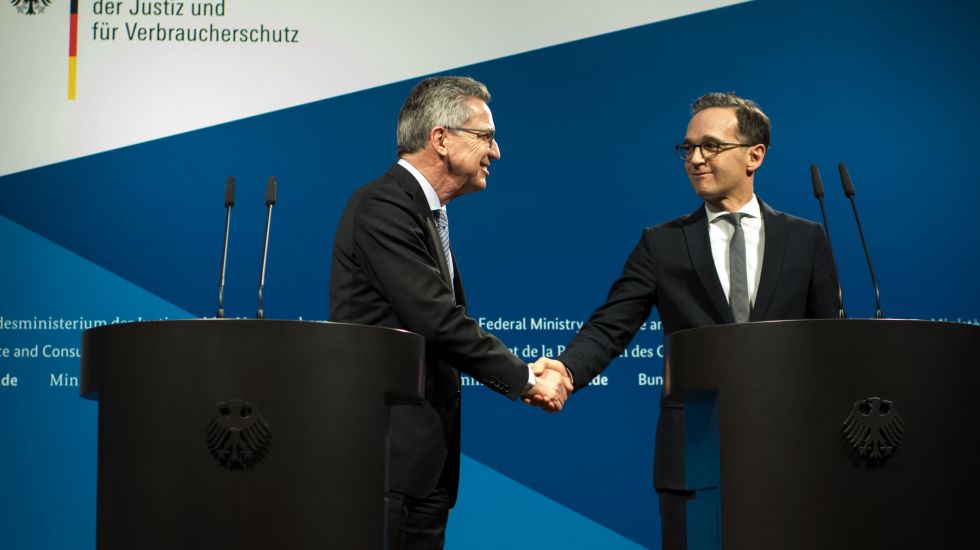Innenminister Thomas de Maizière (CDU) und Justizminister Heiko Maas (SPD) schütteln sich die Hände