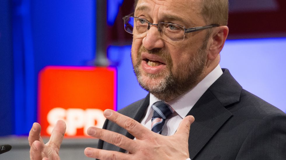 Kanzlerkandidat Martin Schulz (SPD) spricht am 20.02.2017 bei der Arbeitnehmerkonferenz der SPD in Bielefeld (Nordrhein-Westfalen). Martin Schulz würde an der Agenda 2010 gerne etwas verändern. 