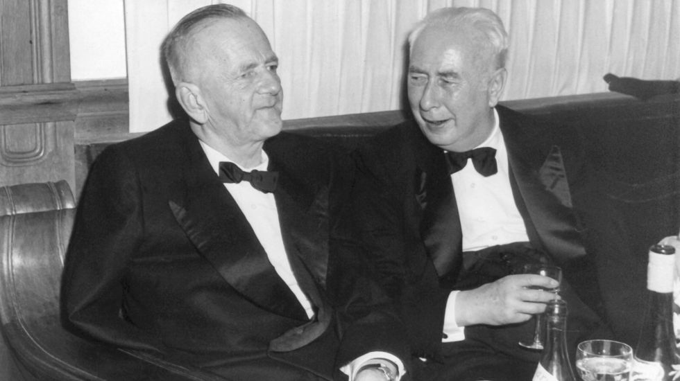 Bundespräsident Theodor Heuss (r.) mit SPD-Vorsitzenden Kurt Schumacher 1951 in Bad Neuenahr auf dem Presseball. Heuss war der erste Bundespräsident der neugegründeten Bundesrepubik Deutschland und von 1949 bis 1959 im Amt.