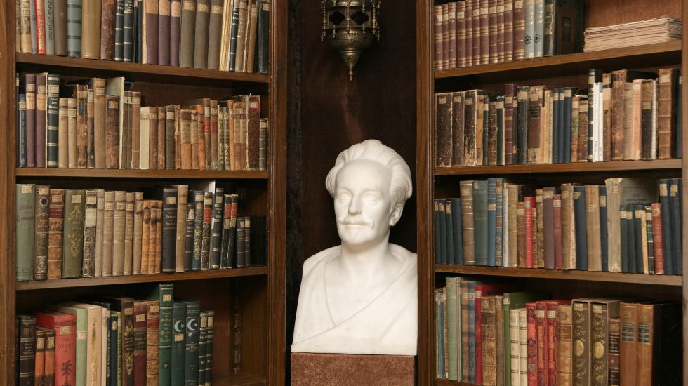 Eine Büste des Schriftstellers Karl May  in der großen Bibliothek des Karl-May-Hauses in Radebeul bei Dresden. 