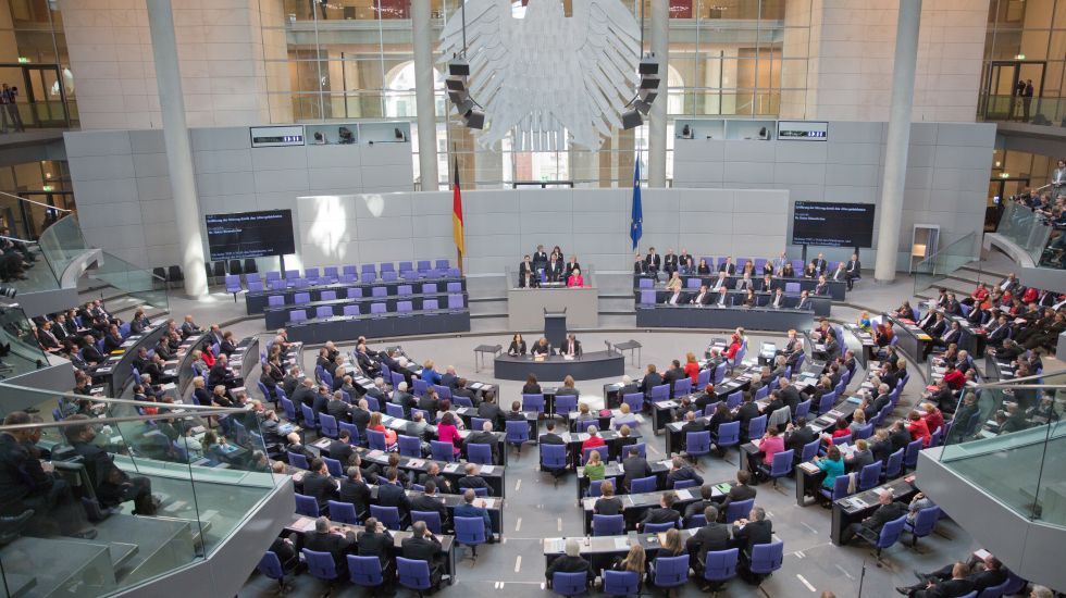 Alterspräsident Heinz Riesenhuber hält 2013 seine Rede im Bundestag