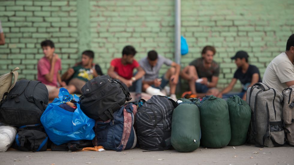 Wartende Flüchtlinge mit ihrem Gepäck