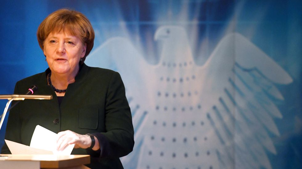 Angela Merkel hält eine Rede vor dem Reichsadler
