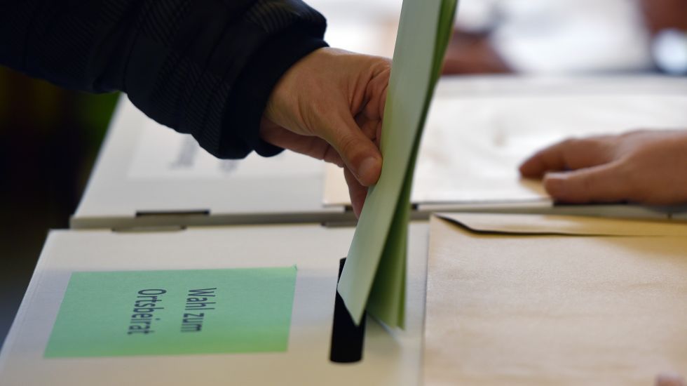 Ein Wähler wirft seinen Wahlzettel in eine Urne
