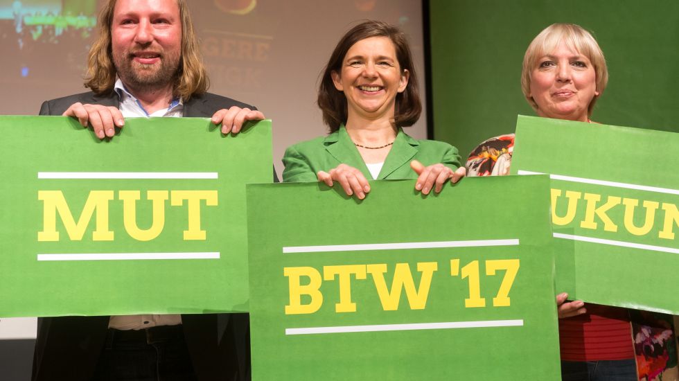 Katrin Göring-Eckardt, Claudia Roth und Anton Hofreiter mit Plakaten "Mut", "BTW '17" und "Zukunft" in den Händen haltend