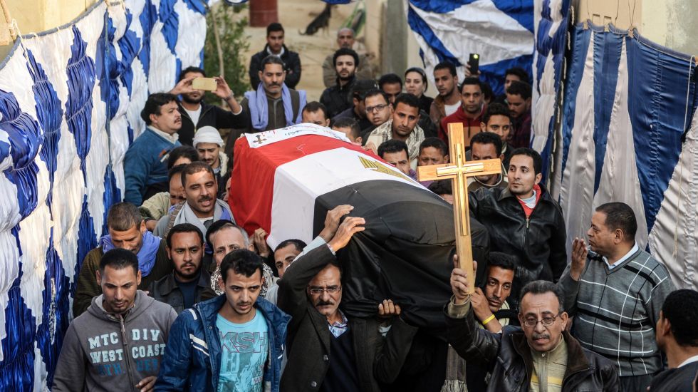 Menschen tragen einen Sarg mit einem Opfer der Anschläge auf die Kirchen der koptischen Christen in Ägypten