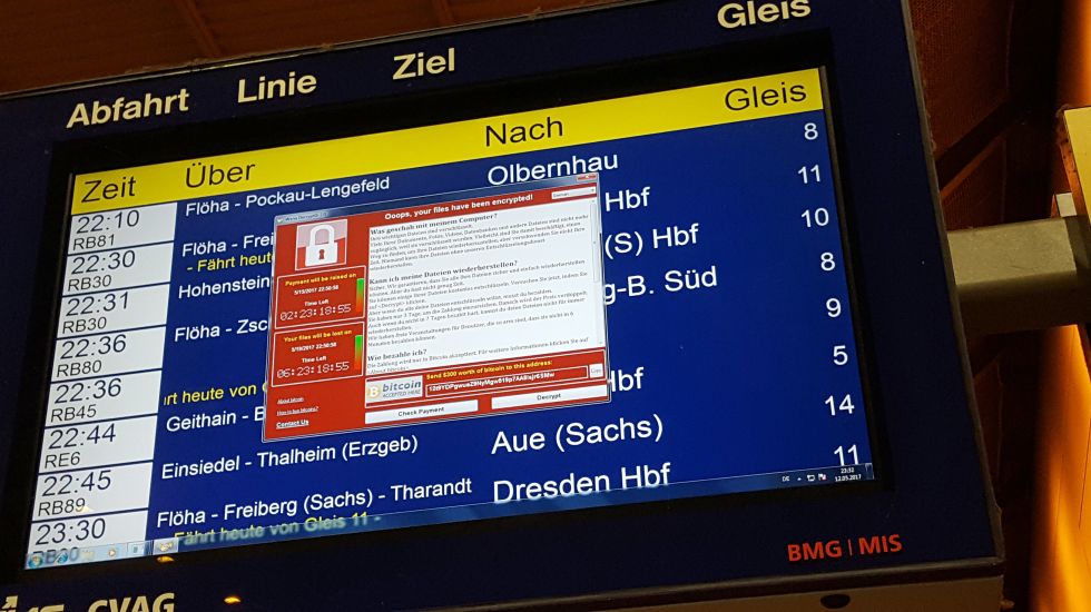 Betroffen von einer weltweiten Cyber-Attacke ist am 12.05.2017 Hauptbahnhof in Chemnitz (Sachsen) eine Anzeigetafel mit Abfahrtszeiten der Deutschen Bahn (DB).