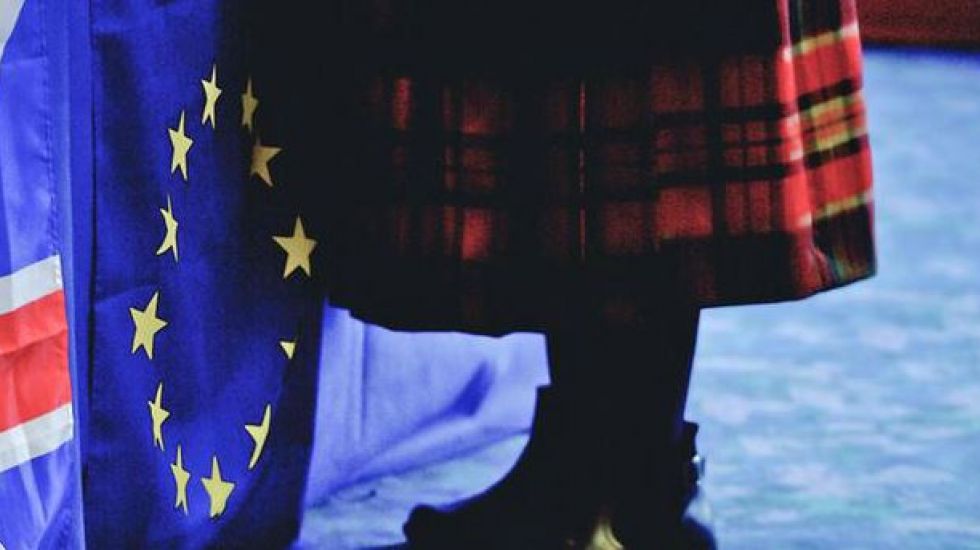Ein Schottenrock vor einer EU-Flagge