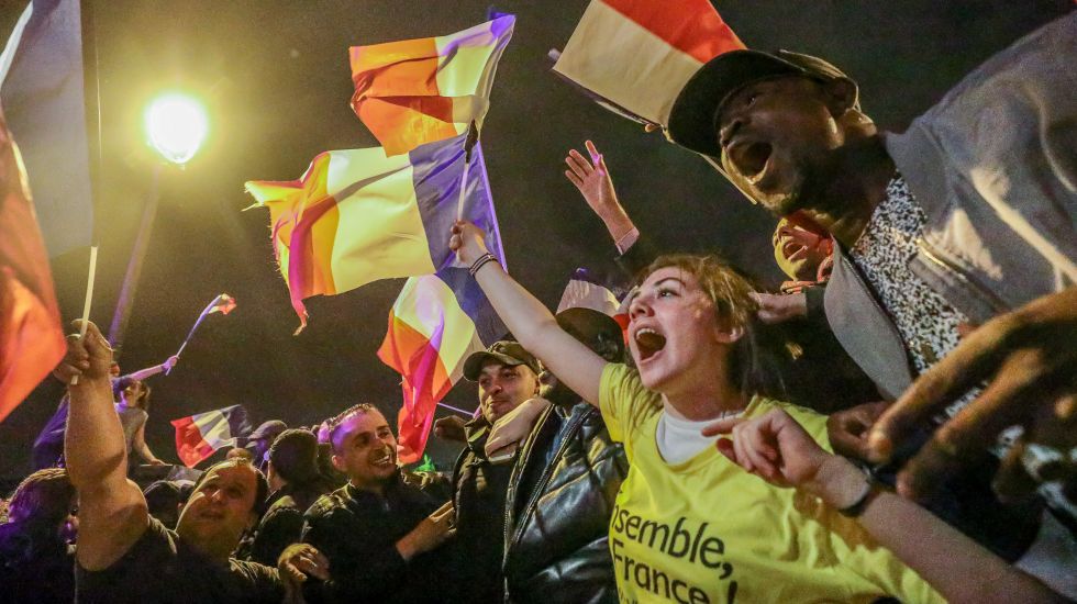 Unterstützer von Emmanuel Macron feiern dessen Sieg bei den Präsidentschaftswahlen in der Nähe des Louvre in Paris
