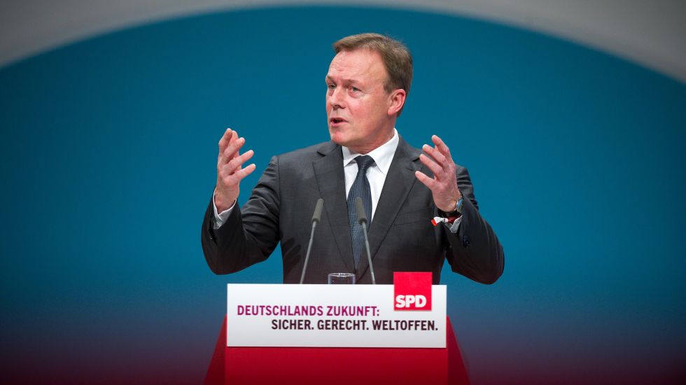 Thomas Oppermann spricht auf dem Bundesparteitag der SPD. Am Pult steht: "Deutschlands Zukunft: sicher, gerecht, weltoffen"