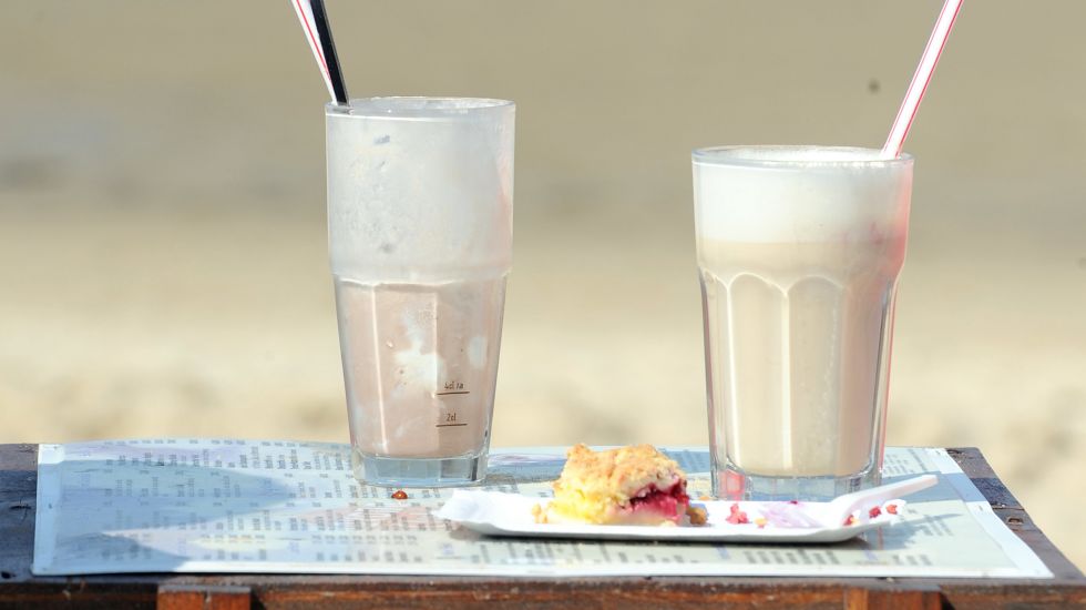 Eiskaffee und Kuchen am Strand
