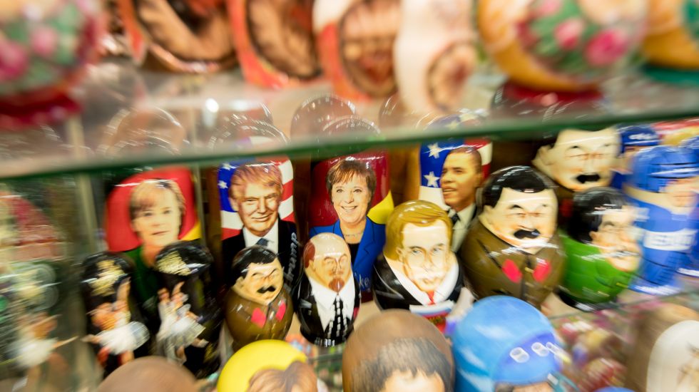 Trump, Merkel, Obama und andere Politiker als russische Matroschka-Puppen