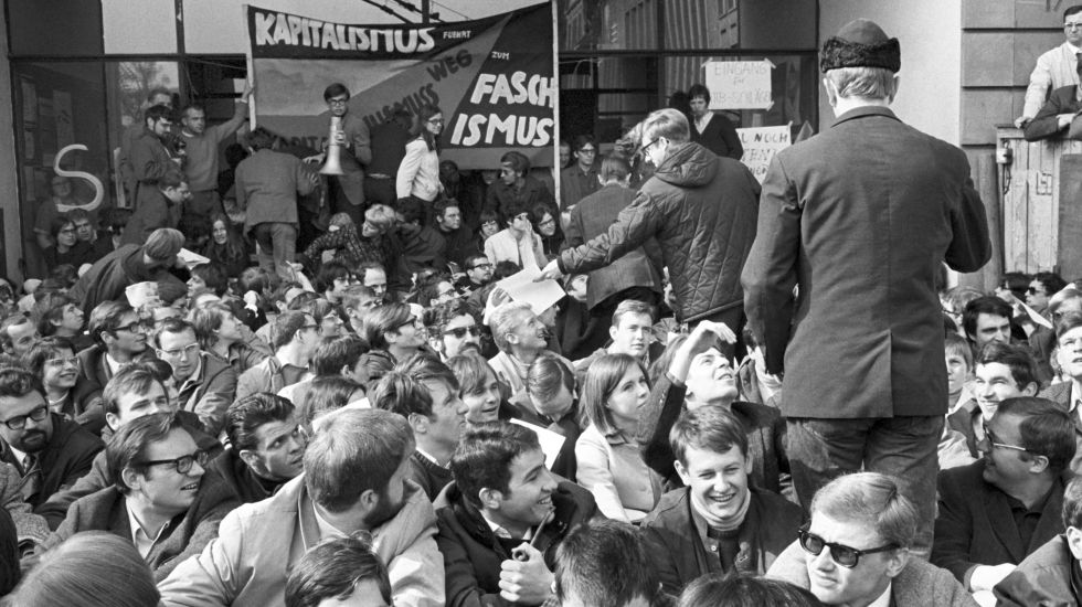 Frankfurter Studenten 1968 bei einem „Sit-in“ vor der Universität