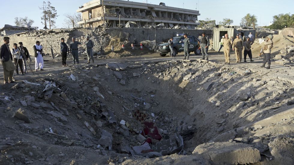Der Krater nach dem Anschlag auf die deutsche Botschaft in Kabul