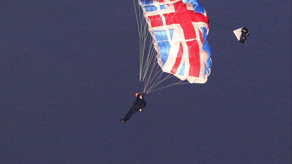 Ein Stuntman fliegt als James Bond verkleidet mit einem Fallschirm ins Londoner Olympiastadion zur Eröffnung der Olympischen Spiele 2012 in London
