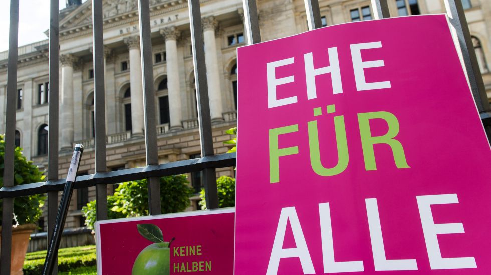 Vor dem Bundestag lehnt ein Plakat mit der Aufschrift "Ehe für alle".