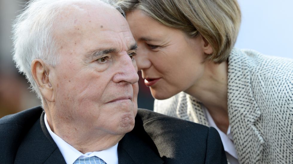 Maike Kohl-Richter flüstert Helmut Kohl etwas ins Ohr.
