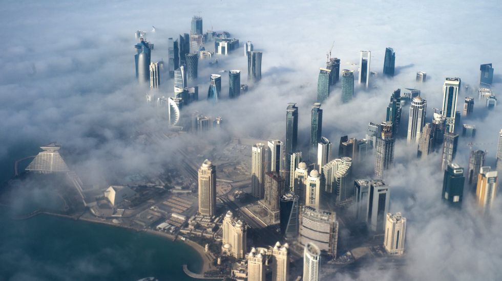Blick aus dem Flugzeug auf Katars Hauptstadt Doha
