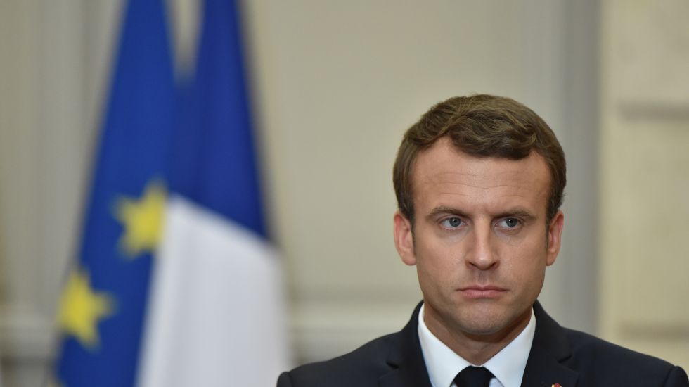 Frankreichs Präsident Emmanuel Macron vor einer Europaflagge