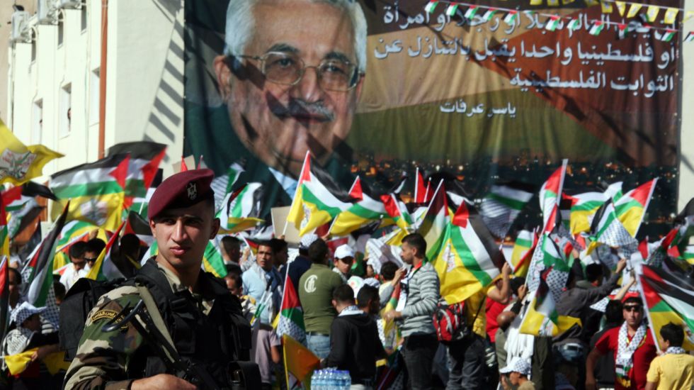 Palästinenser demonstrieren mit einer Flagge, die Mahmud Abbas zeigt