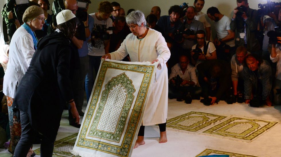 Initiatorin Seyran Ates legt sich am 16.06.2017 in Berlin zur Eröffnung einer liberalen Moschee ihren Gebetsteppich bereit