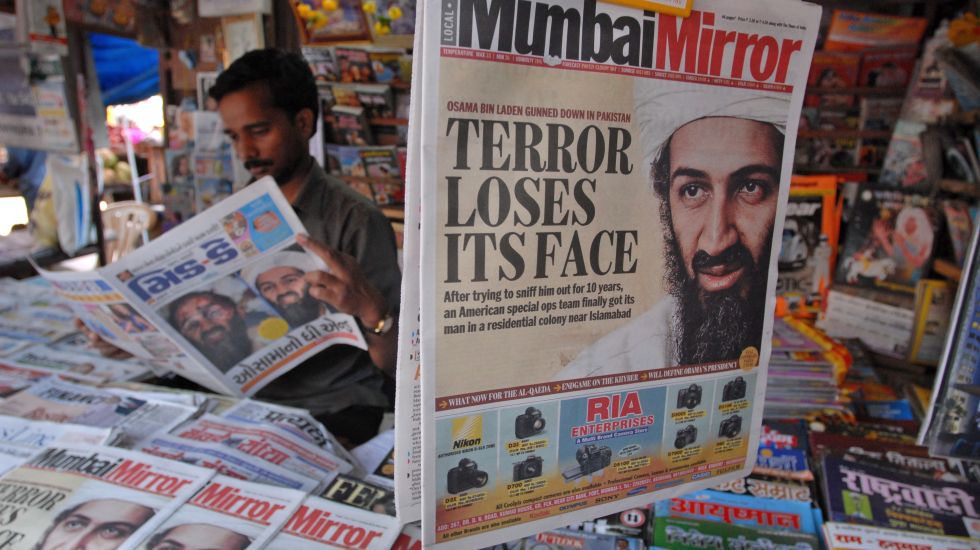Der Mumbai Mirror hängt an einem Zeitungsstand aus. Darauf ist ein Portrait von Osama Bin Laden anlässlich seiner Ermordung zu sehen.