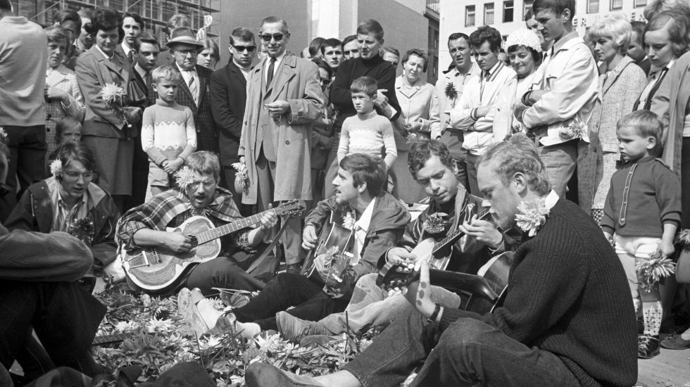 Ein kleines Hippie-Happening gab es am 08.09.1967 auf dem Kennedyplatz in Essen.