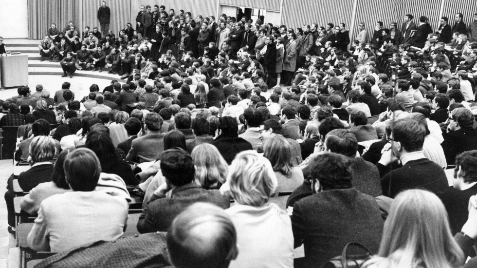 Überfüllter Hörsaal der Uni Freiburg im Jahr 1969