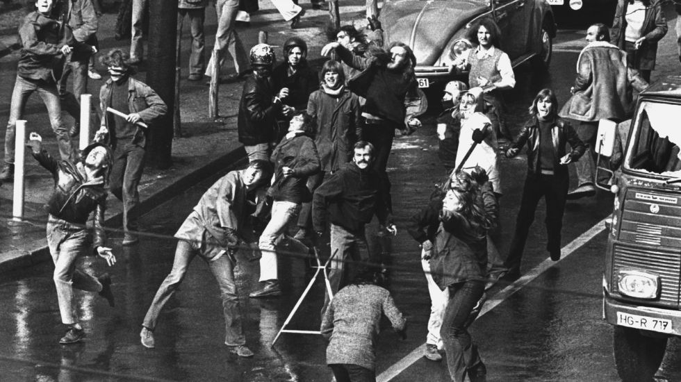Nach der Ankündigung einer Zwangsräumung eines vom "Frankfurter Häuserrat" besetzten Hauses kam es am 28.3.1973 im Frankfurter Westend zu einer Straßenschlacht zwischen der Polizei und den Teilnehmern einer spontanen Demonstration. Die Demonstranten setzten sich mit Steinen und Stöcken gegen den Einsatz von Wasserwerfern und Tränengas zur Wehr. Der Frankfurter Häuserkampf begann im Januar 1970. 