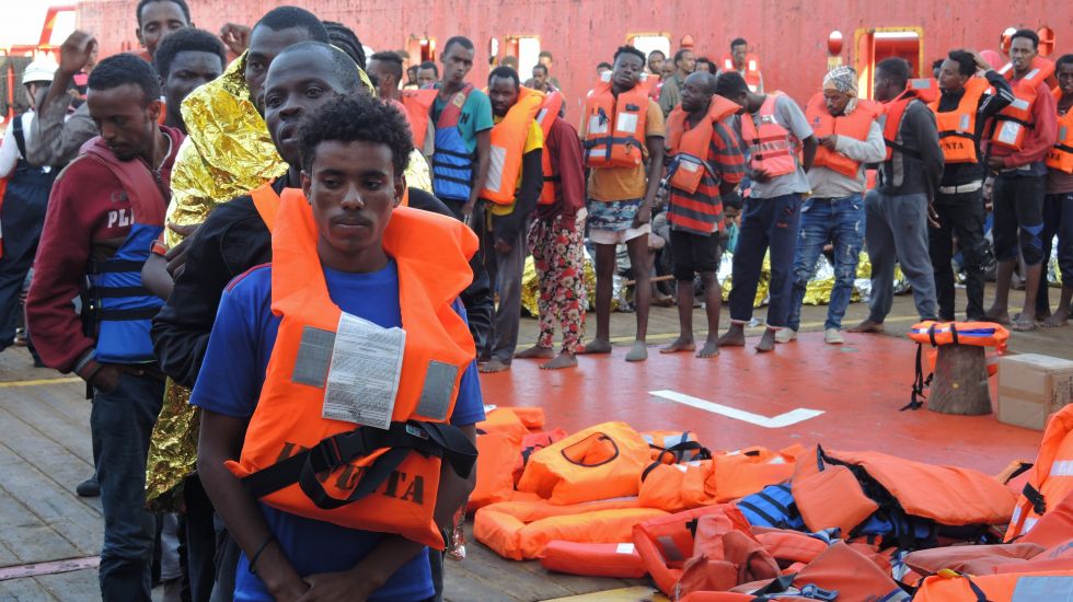 us Seentot gerettete Migranten warten am 27.06.2017 auf den Transfer von einem zivilen Schiff im Mittelmeer auf das Rettungsschiff «Aquarius» der Hilfsorganisationen Ärzte ohne Grenzen und SOS Méditerranée.