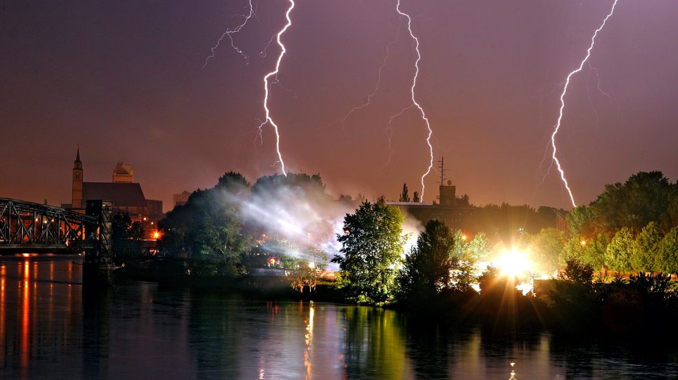 Gewitter über einer Open-Air-Veranstaltung in Magdeburg