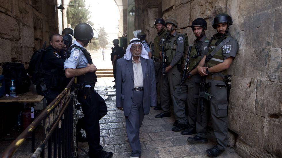 Israelische Soldaten lassen einen muslimischen Besucher der Al-Aqsa-Moschee auf dem Tempelberg passieren