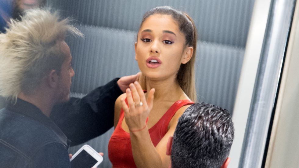 Die US-amerikanische Sängerin Ariana Grande fährt am 06.11.2015 in Hamburg in einer Filiale einer Parfümeriekette die Rolltreppe hinauf. Der Teenie-Star war zu einem PR-Termin in der Hansestadt. 