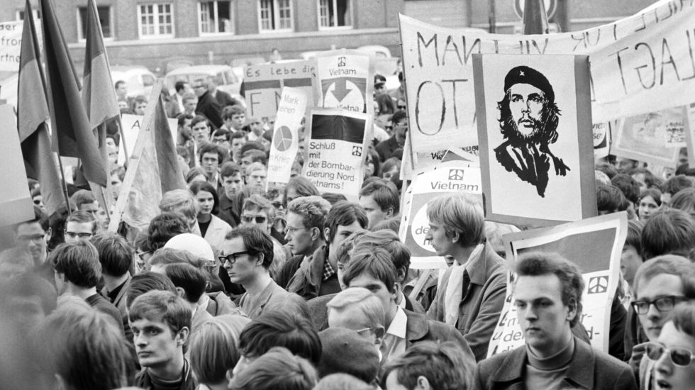 Am 29.03.1968 protestierten rund 500 Menschen in Kiel gegen den Krieg in Vietnam. Zu der Demonstration hatte die "Kampagne für Demokratie und Abrüstung" aufgerufen.
