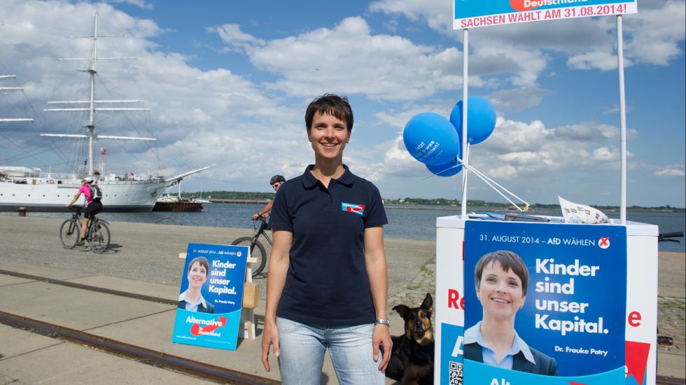 Die sächsische Vorsitzende der Partei Alternative für Deutschland (AfD), Frauke Petry, steht am 13.08.2014 im Hafen von Stralsund (Mecklenburg-Vorpommern) vor einem Wahlstand zur Landtagswahl.