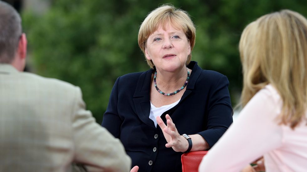 Bundeskanzlerin Angela Merkel (M, CDU) wird am 28.08.2016 auf einer Empore des Elisabeth-Lüders-Hauses in Berlin von den ARD-Moderatoren Tina Hassel und Thomas Baumann befragt