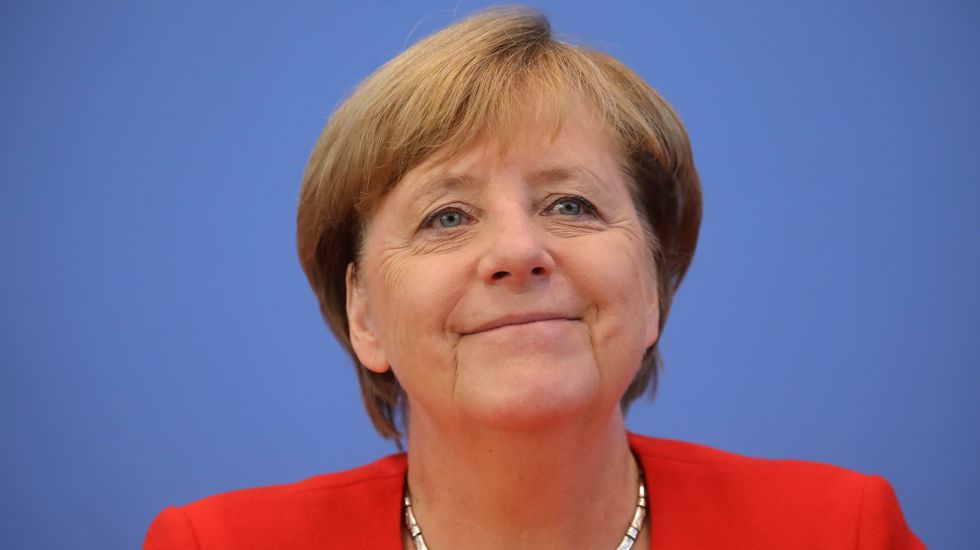 Angela Merkel lächelt bei der Bundespressekonferenz ruhig und gemäßigt in die Kamera