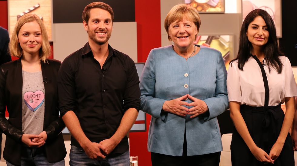 Bundeskanzlerin Angela Merkel (CDU), steht am 16.08.2017 in Berlin mit YouTubern zusammen, nachdem sie in einem Livestream interviewt wurde. 