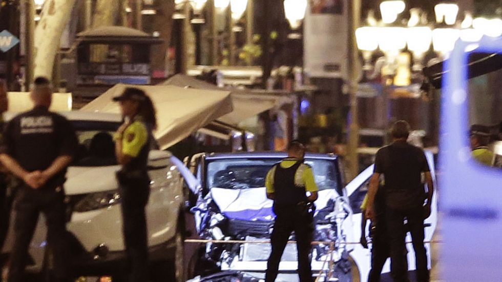 Polizisten und ein zerstörtes Auto auf den "Ramblas" in Barcelona