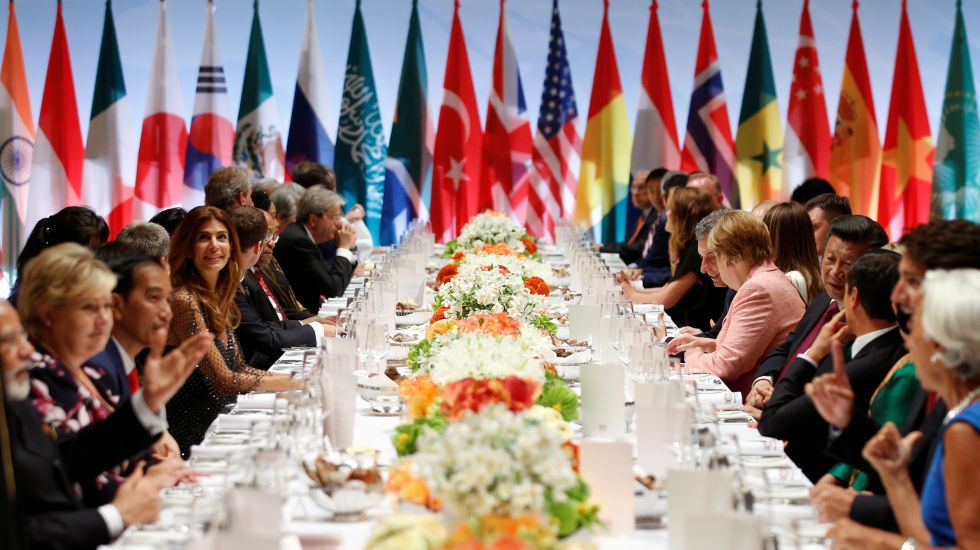 Die Teilnehmer des G20-Gipfels sitzen am 07.07.21017 in Hamburg bei einem Essen zusammen, Mitte rechts Bundeskanzlerin Angela Merkel (CDU)