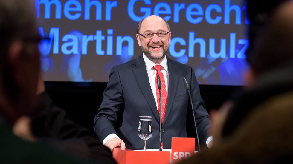 SPD-Kanzlerkandidat Martin Schulz vor einer Leinwand mit der Aufschrift "Mehr Gerechtigkeit"