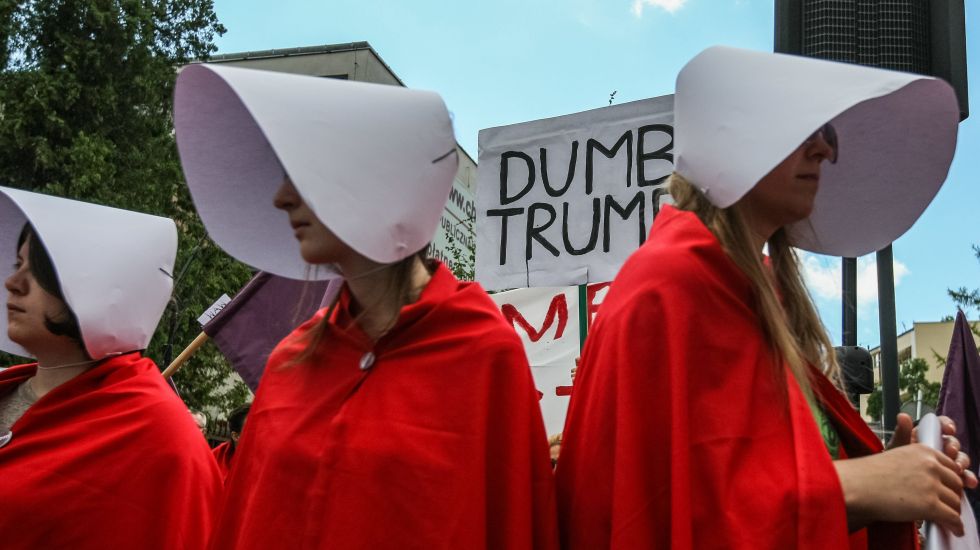 Als Charaktere der Serie "Hamdmaid's Tale" verkleidete Frauen demonstrieren in Warschau gegen US-Präsident Donald Trump