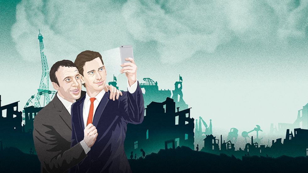 Emmanuel Macron und Sebastian Kurz machen ein Selfie vor kaputten Wahrzeichen Europas.