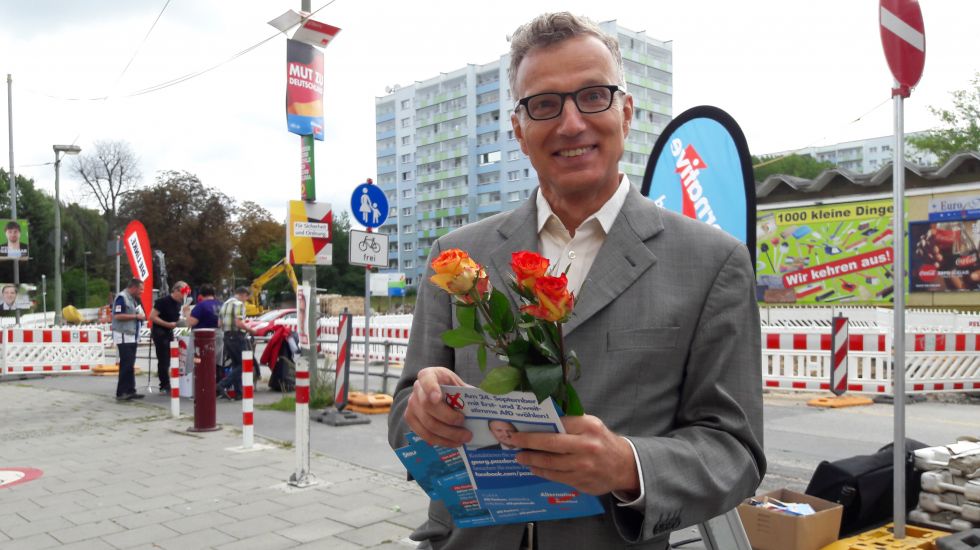 Ein AfD-Wahlkämpfer verteilt Rosen in Berlin-Buch