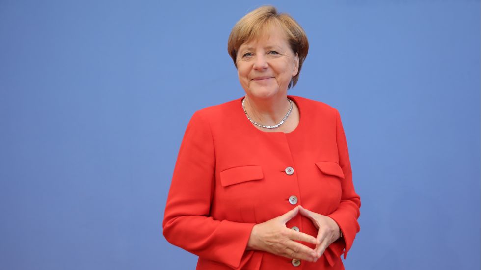 Beschreibung:Bundeskanzlerin Angela Merkel (CDU) kommt am 29.08.2017 in die Bundespressekonferenz in Berlin zur Sommer-Pressekonferenz und hat die Fingerspitzen aneinandergelegt. 