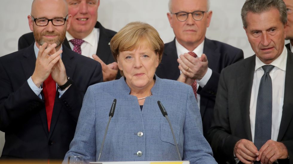 Bundeskanzlerin Angela Merkel (CDU) steht am 24.09.2017 in Berlin in der Parteizentrale der CDU auf der Bühne.