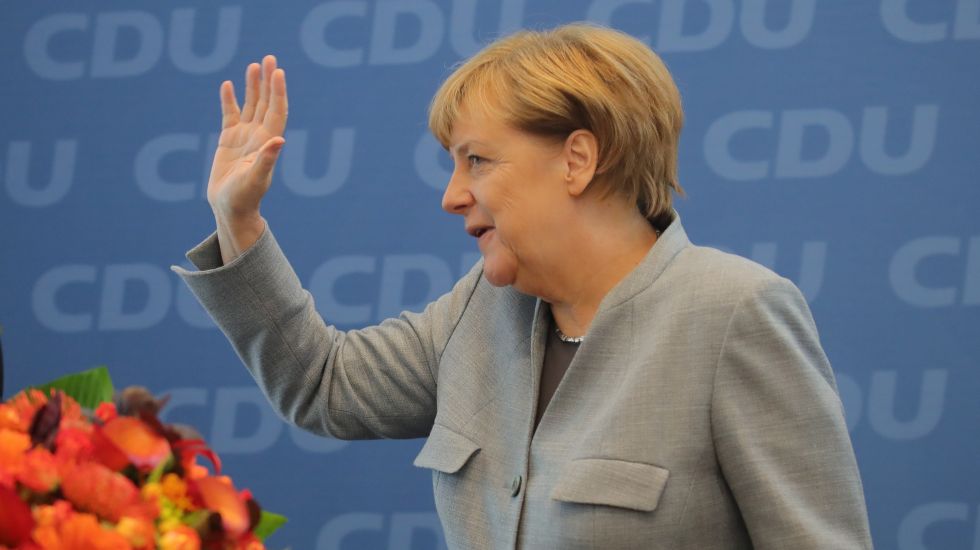 Bundeskanzlerin Angela Merkel (CDU)) winkt am 25.09.2017 zu Beginn der CDU-Vorstandssitzung in der CDU-Zentrale im Konrad-Adenauer-Haus in Berlin. In Berlin beraten am Montag die Spitzengremien der Parteien das Ergebnis der Bundestagswahl.